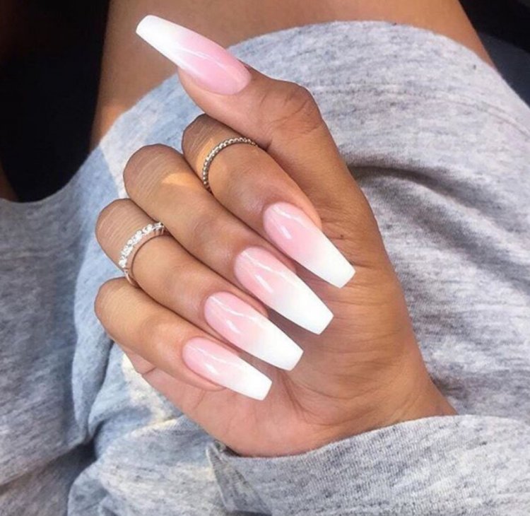 Білий манікюр з рожевий довгий