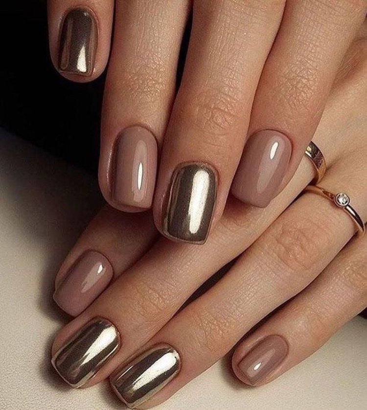 Бежевые ногти с втиркой