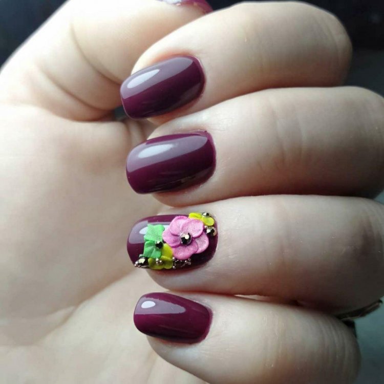 Бордовий манікюр із квіточками