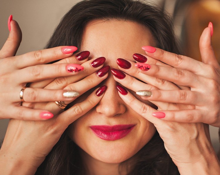 Нежный маникюр для женщины 50