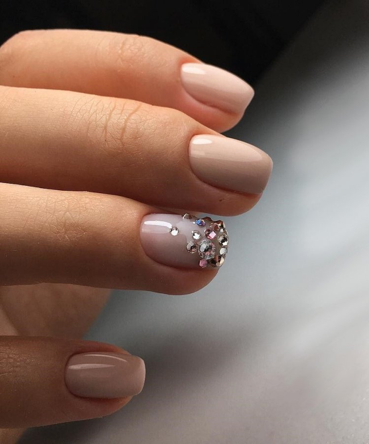 Бежевые ногти со стразами