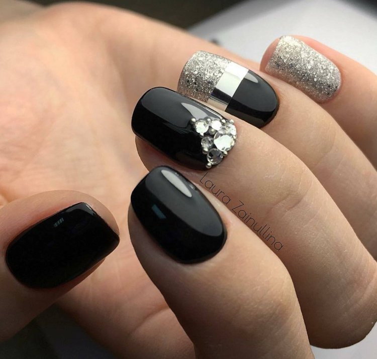 Темный маникюр