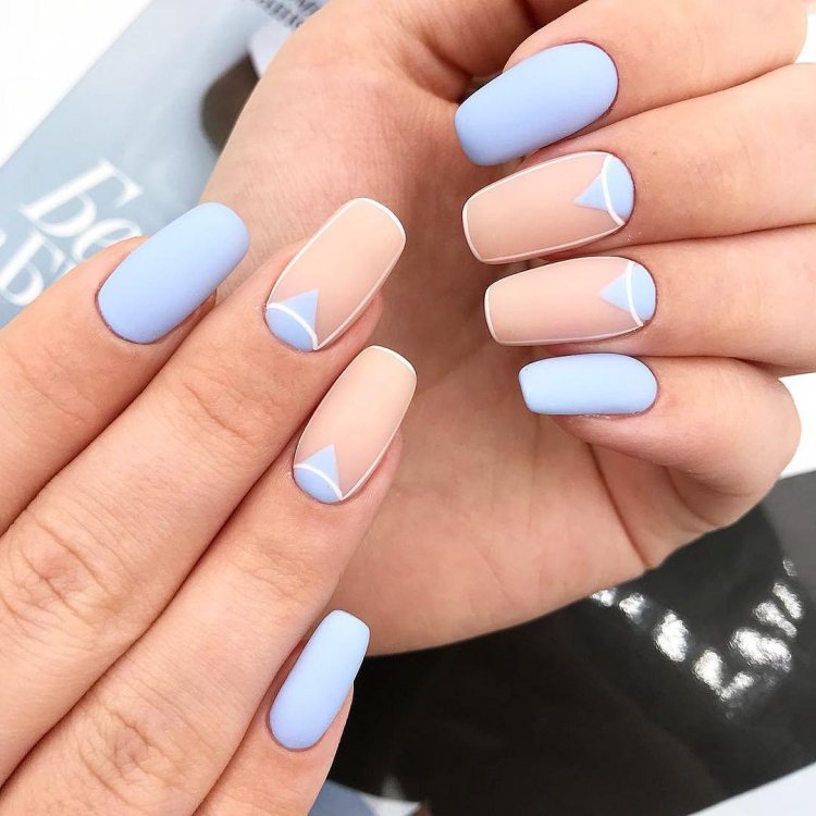 Блакитний матовий манікюр