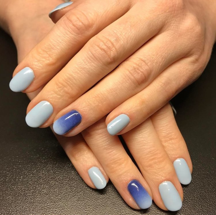 Однотонные бледно голубые ногти