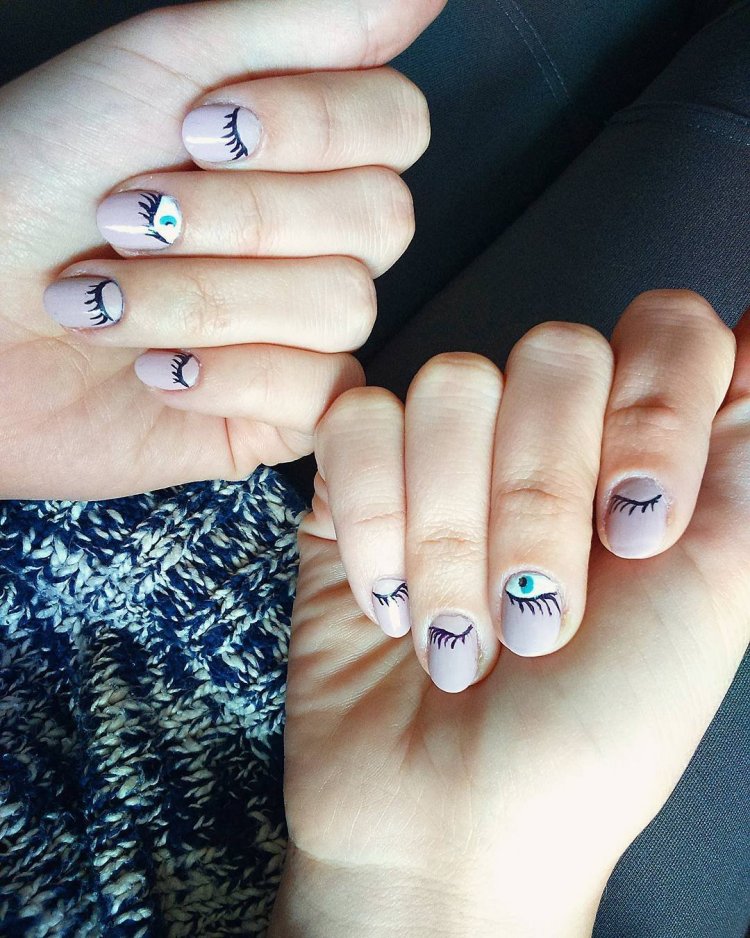 Манікюр з очима на нігтях