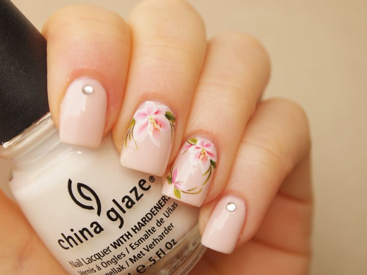 Нежный маникюр с наклейками