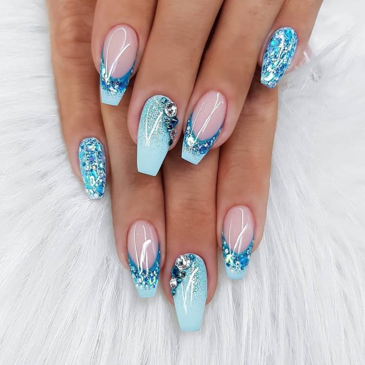 Маникюр голубой френч