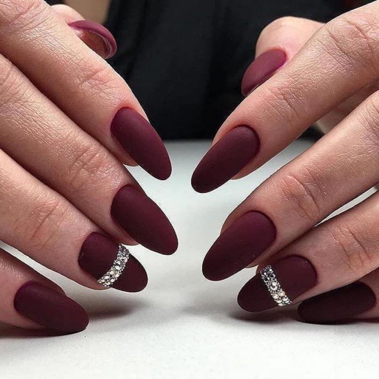 Бордовий матовий манікюр