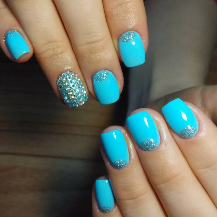 Блакитні нігті