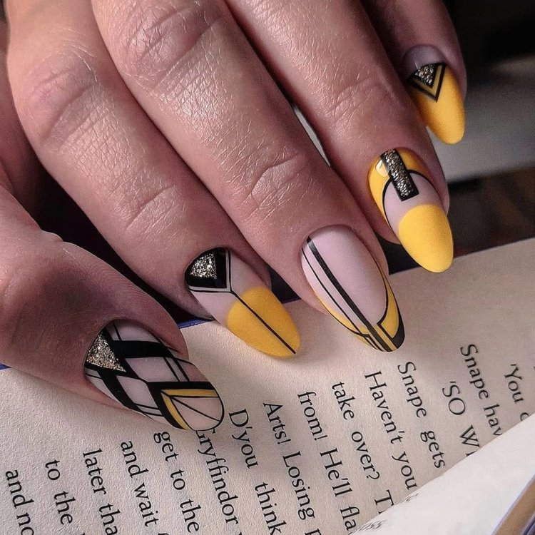 Черно желтый маникюр геометрия