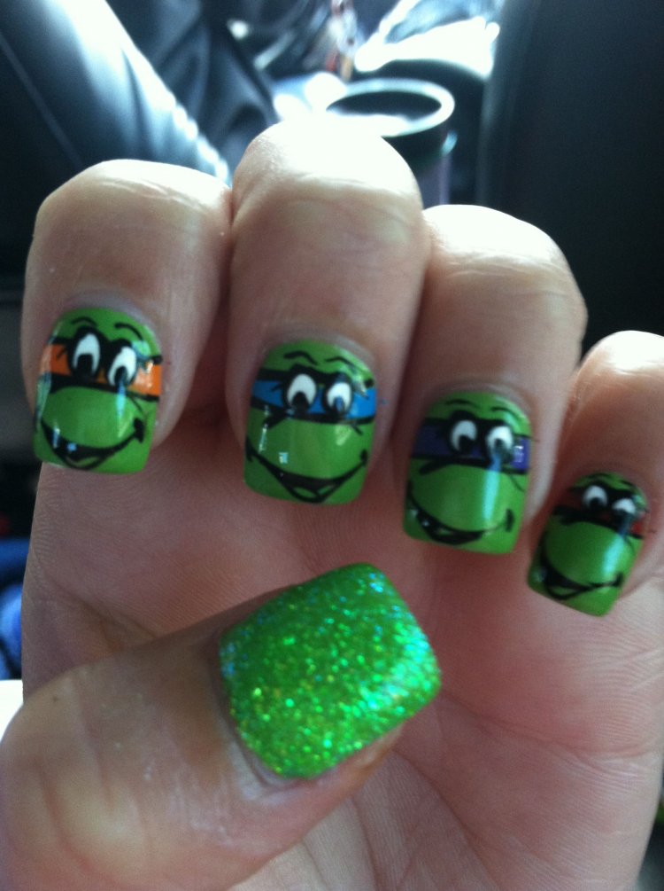 Салатовый маникюр с черепами