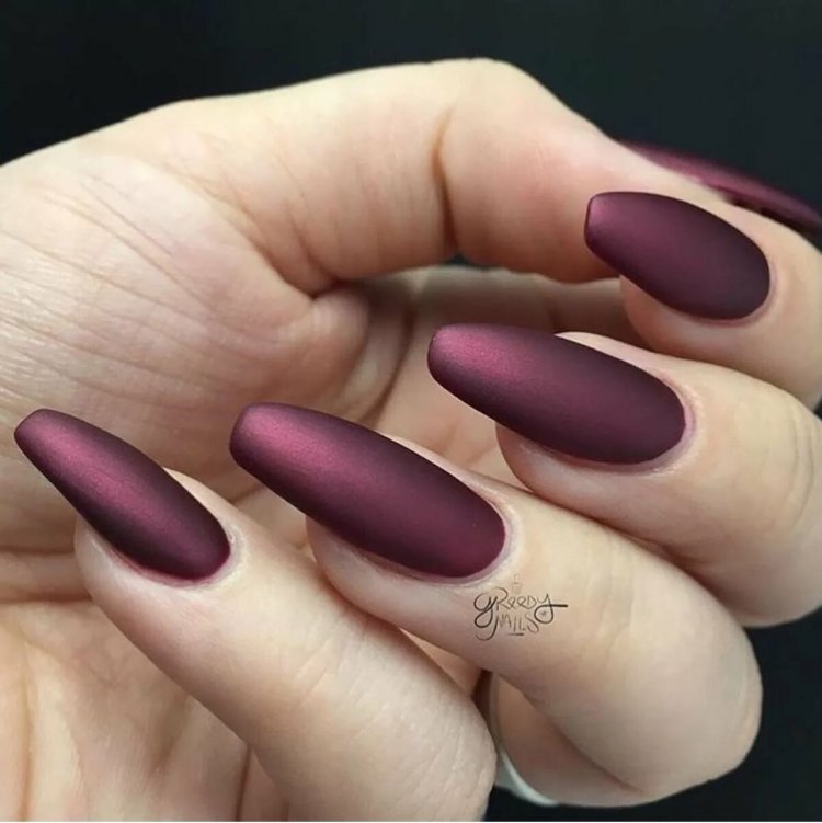 Манікюр бордовий матовий із золотом.