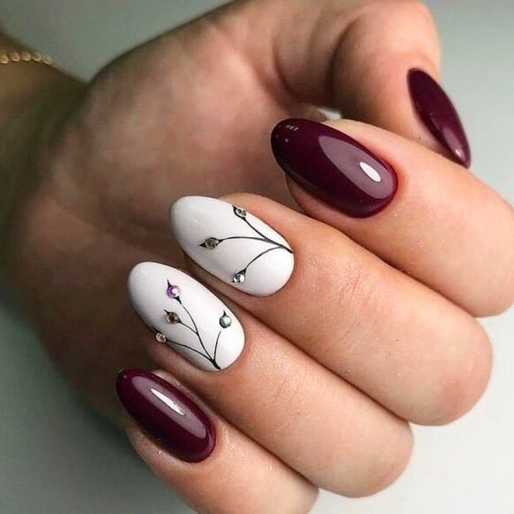 Маникюр бордовый с белым