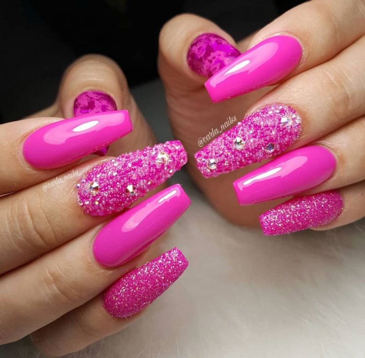 Ногти розовые с блестками яркие