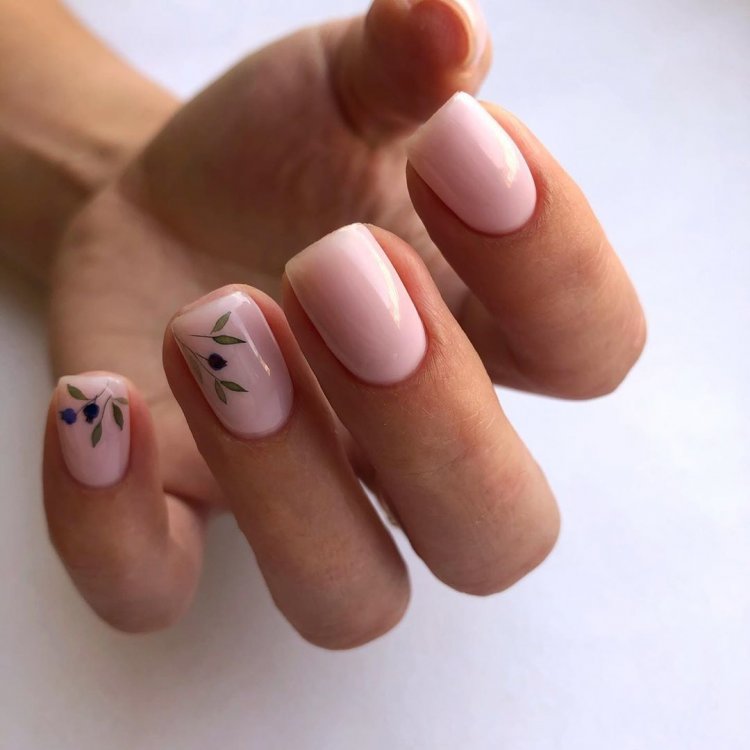 Бежевый маникюр с веточкой