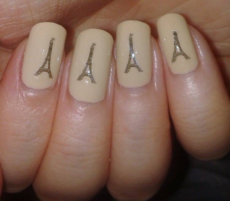 Манікюр Ейфелева вежа із золотом
