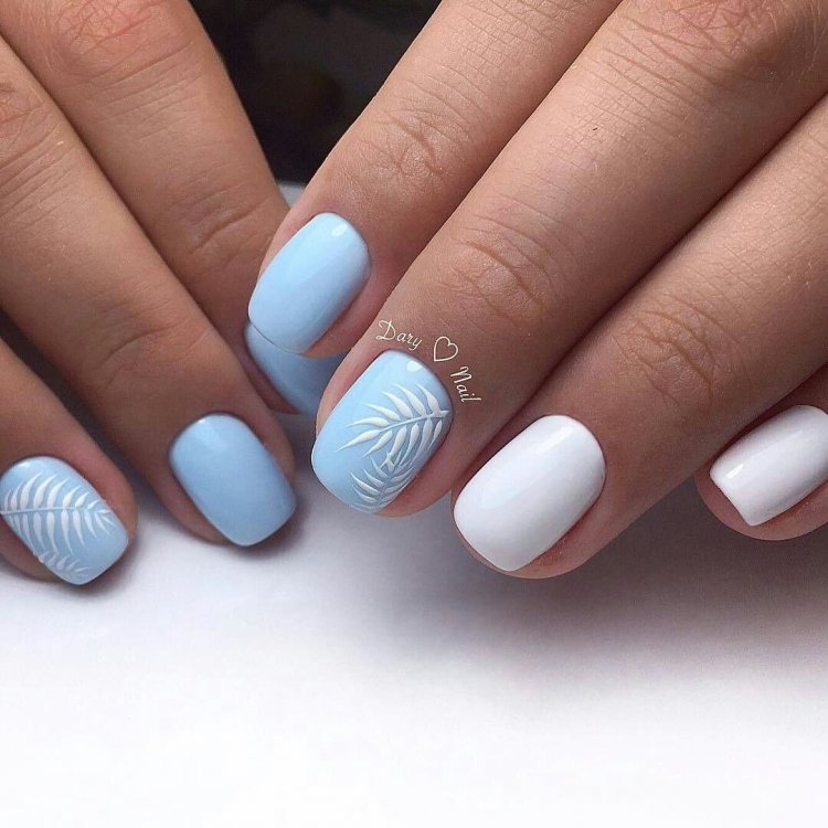 Голубой маникюр