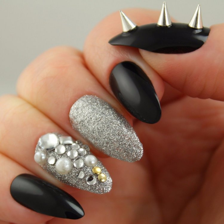 Черные ногти с блестками и стразами