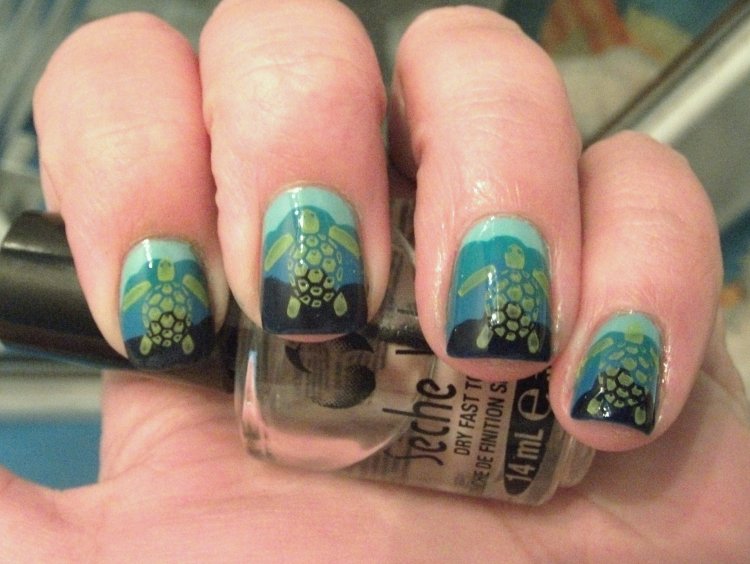 Черепаха на ногтях