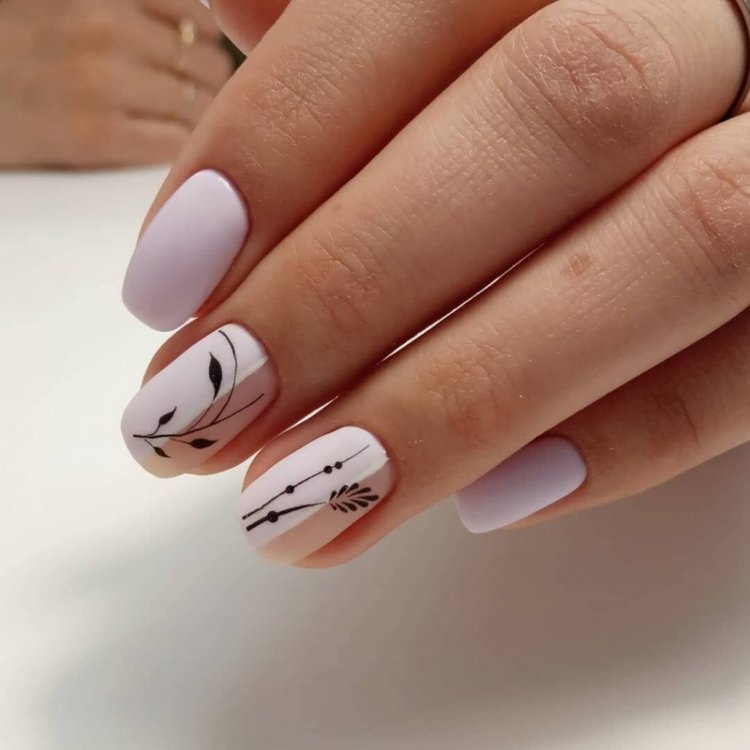 Нежный маникюр с веточкой