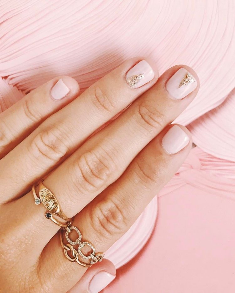 Розовые ногти с золотыми блестками