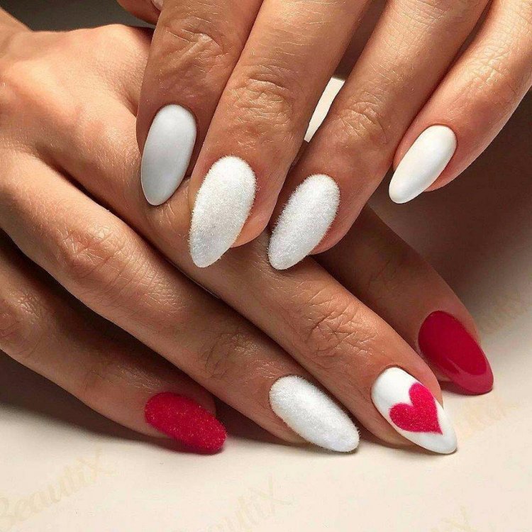 Красный маникюр на овальные ногти