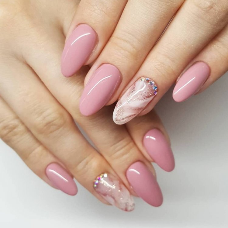 Нежный маникюр в розовых тонах
