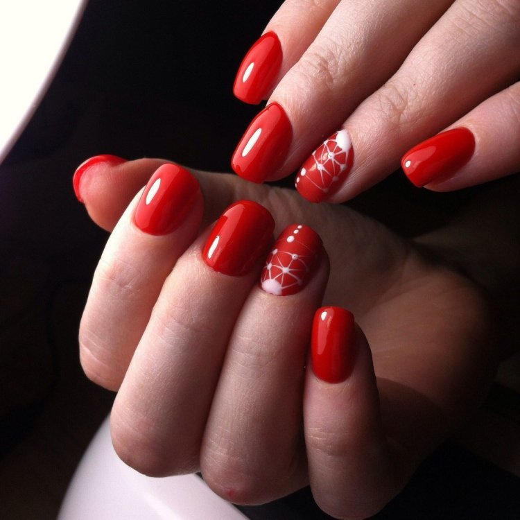 Сочетание красного на ногтях