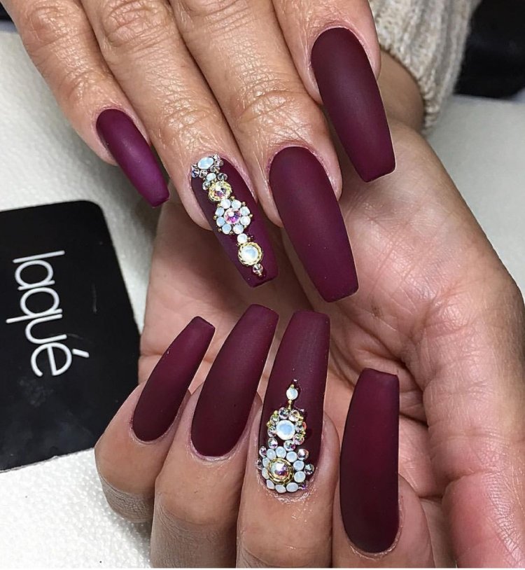 Бордовий манікюр матовий та гля