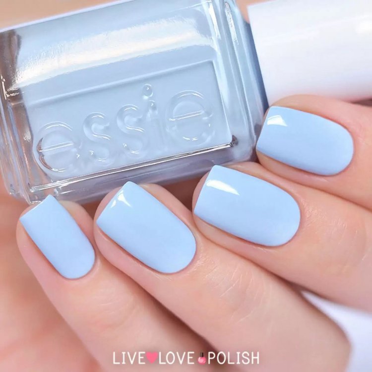Пастельно голубой маникюр