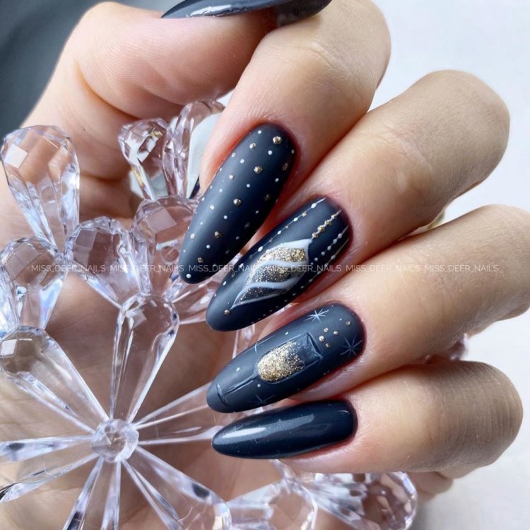 Темные ногти с паутинкой