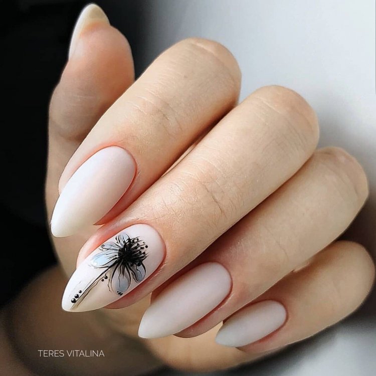 Манікюр з пір'ячками на нігтях