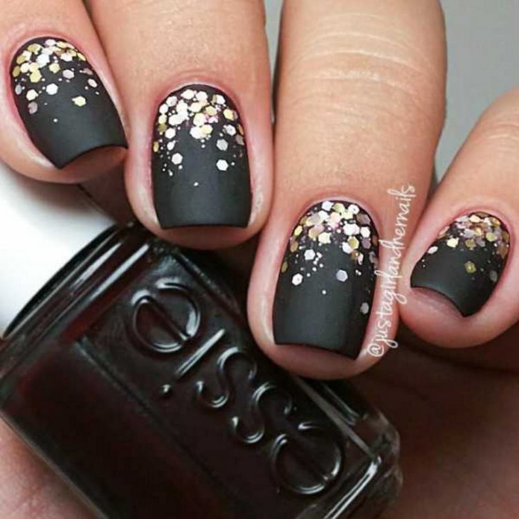 Маникюр красный с черным и серебром