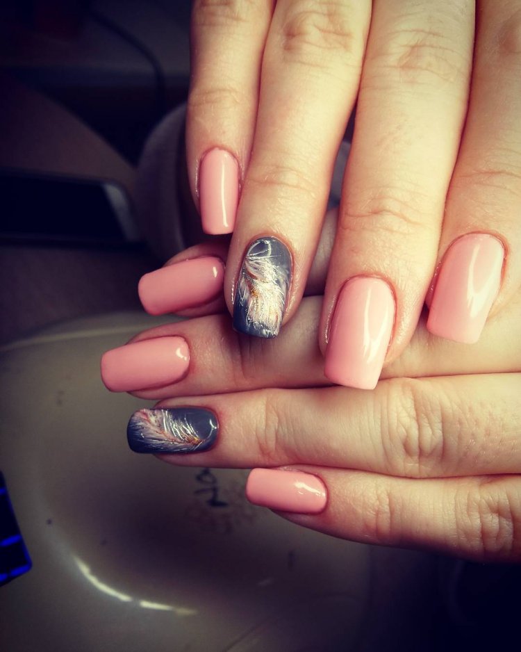 Манікюр з пером наклейка