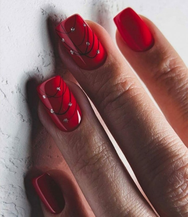 Манікюр на короткі квадратні нігті червоного кольору.