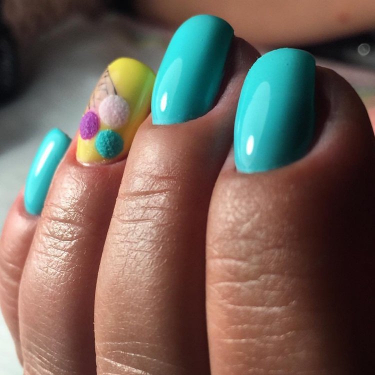 Різнокольорові короткі нігті