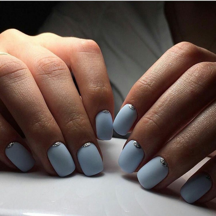 Голубой матовый маникюр