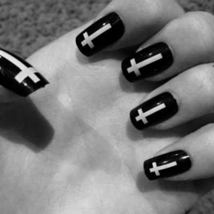 Черный маникюр с крестом