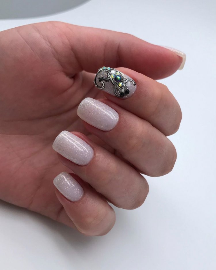 Маникюр со стразами 2021