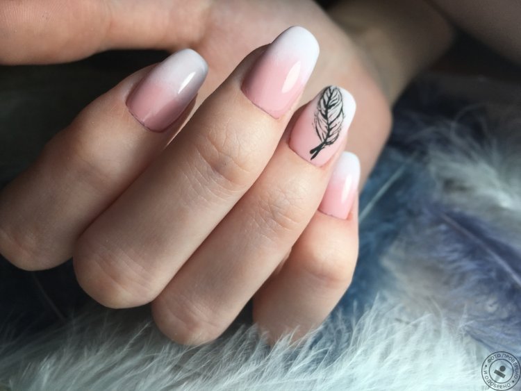 Манікюр з пером на одному пальці