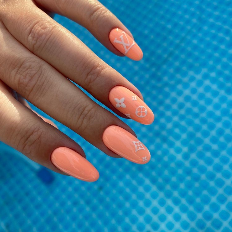 Ногти персикового цвета миндаль