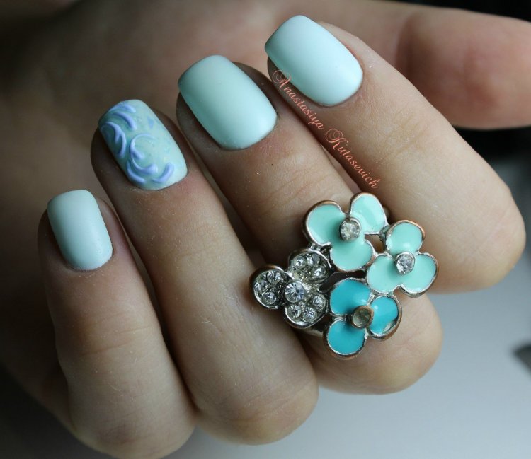 Весняний манікюр у блакитних тонах