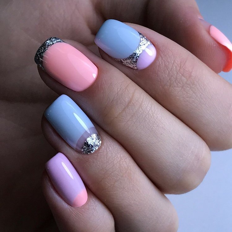 Ногти голубые с розовым