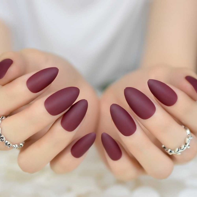 Манікюр бордовий матовий із золотом.