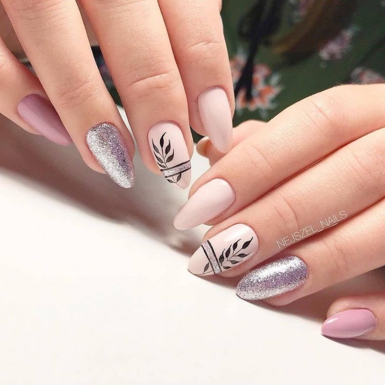 Красивый маникюр с веточкой
