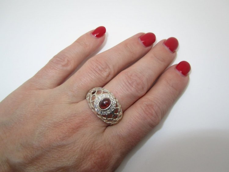 Золотое кольцо с гранатом на пальце