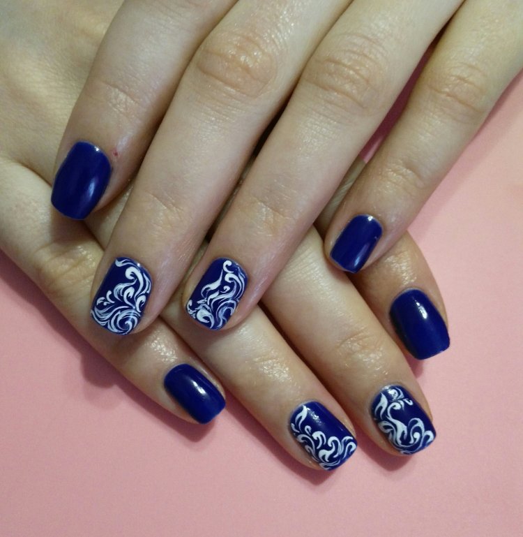 Маникюр синий с белым