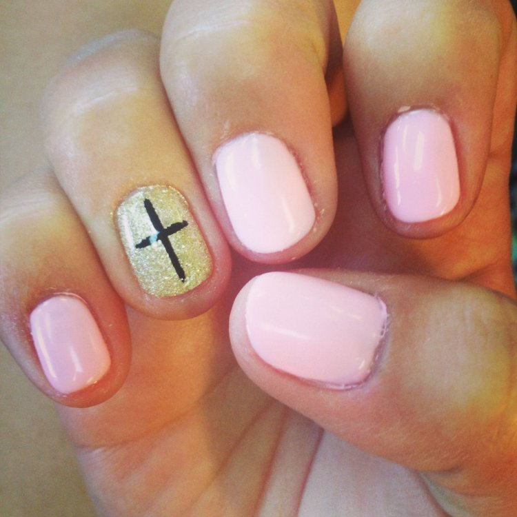 Маникюр на короткие ногти с крестами