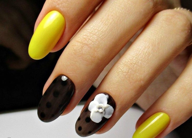 Маникюр коричневый с желтым