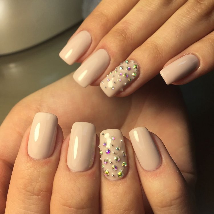 Бежевый маникюр со стразой